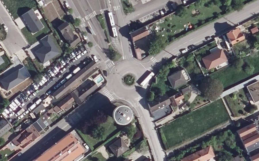 Vue aérienne du Rond-point anonyme n°38668013
