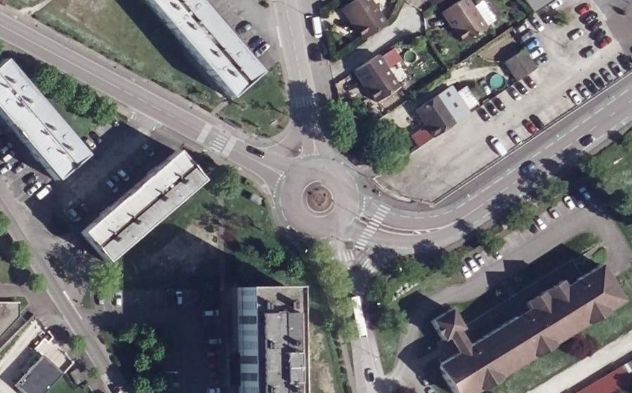 Vue aérienne du Rond-point anonyme n°38668102