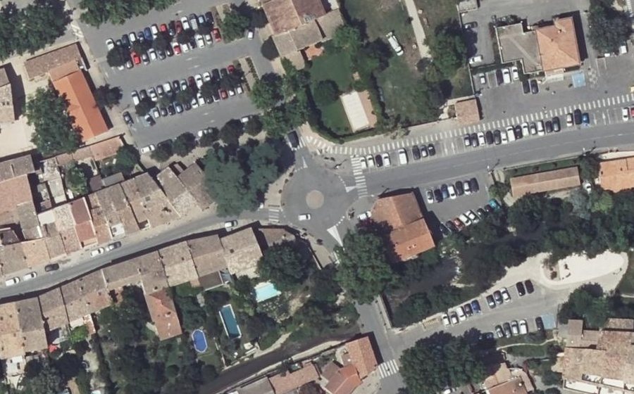 Vue aérienne du Rond-point anonyme n°386719384