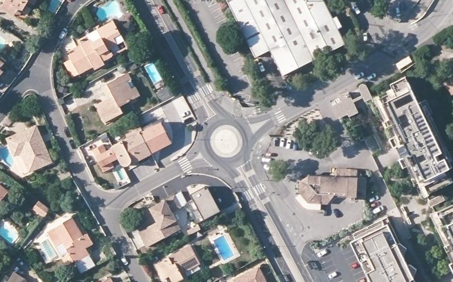 Vue aérienne du Rond-point anonyme n°386784814