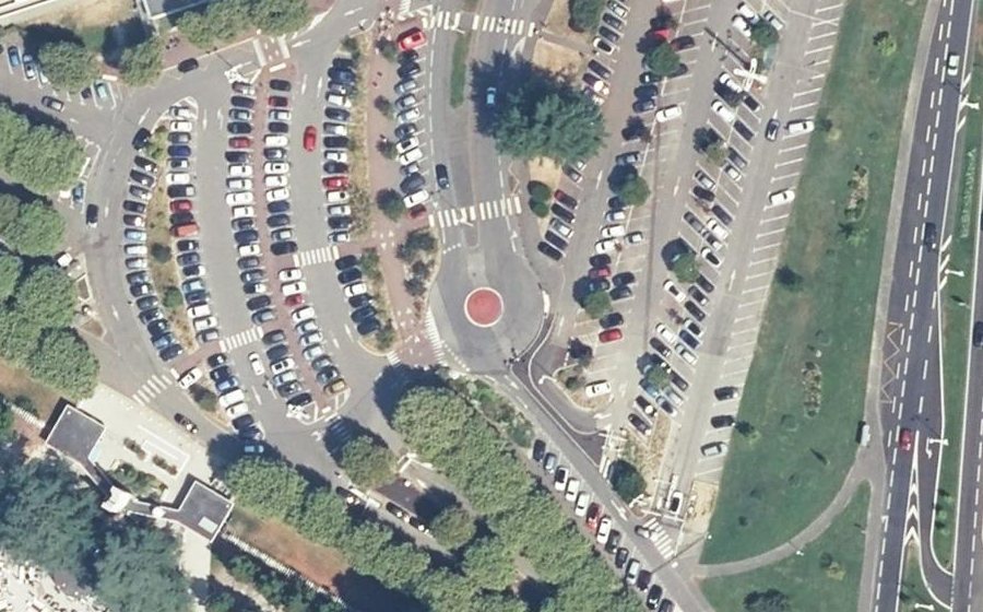 Vue aérienne du Rond-point anonyme n°386799576