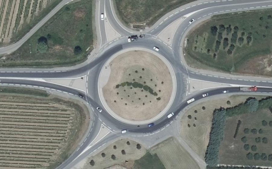 Vue aérienne du Rond-point anonyme n°386834263