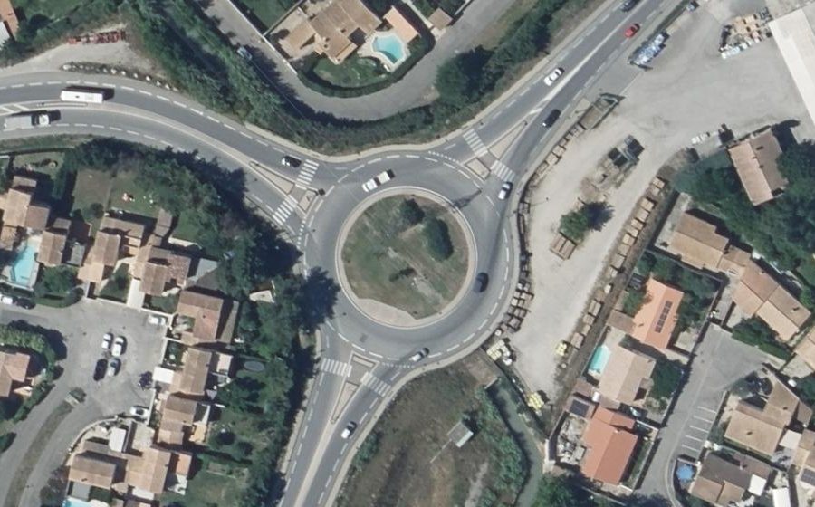 Vue aérienne du Rond-point anonyme n°386835118