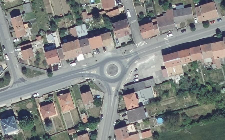 Vue aérienne du Rond-point anonyme n°38685807