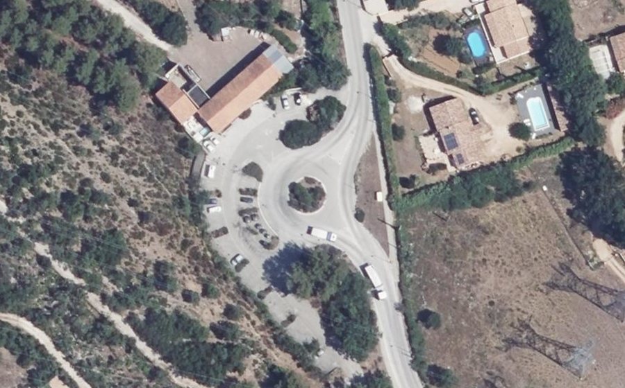 Vue aérienne du Rond-point anonyme n°38687471