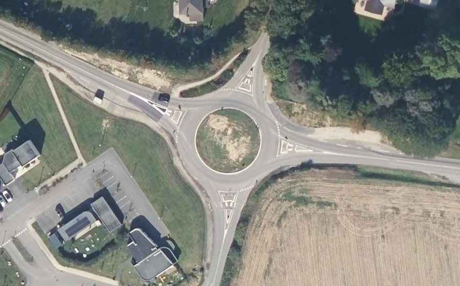 Vue aérienne du Rond-point anonyme n°386876518