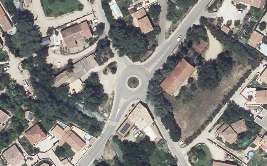 Vue aérienne du Rond-point anonyme n°386878242