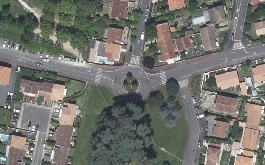 Vue aérienne du Rond-point anonyme n°38689679