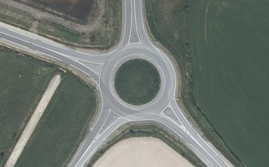 Vue aérienne du Rond-point anonyme n°386933738