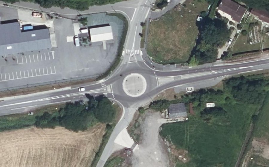 Vue aérienne du Rond-point anonyme n°386952254