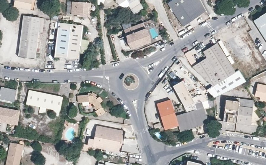 Vue aérienne du Rond-point anonyme n°386961079