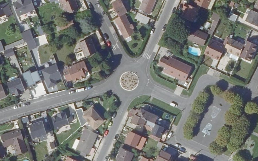 Vue aérienne du Rond-point anonyme n°386967480