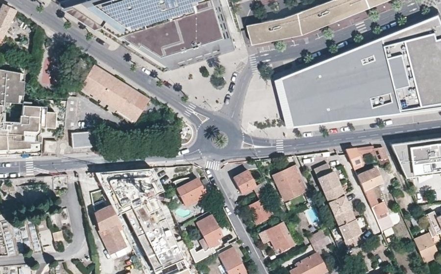 Vue aérienne du Rond-point anonyme n°386972883