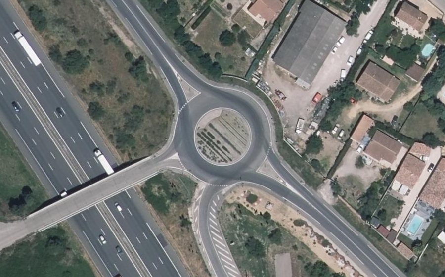 Vue aérienne du Rond-point anonyme n°386975147