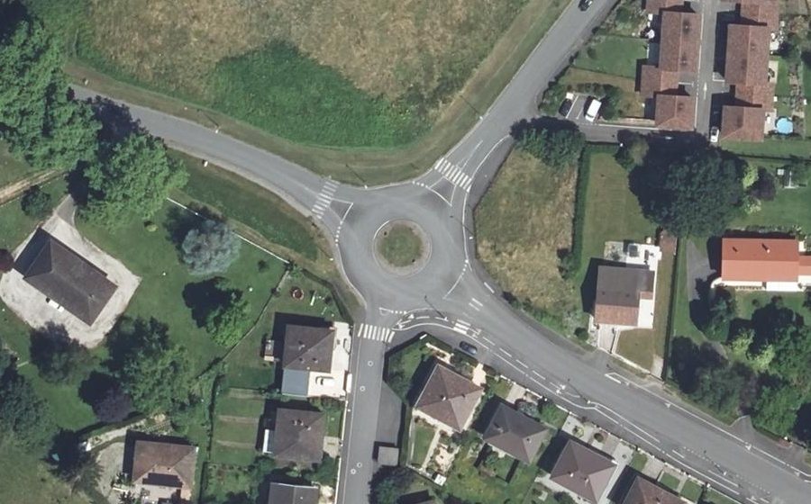 Vue aérienne du Rond-point anonyme n°386983102