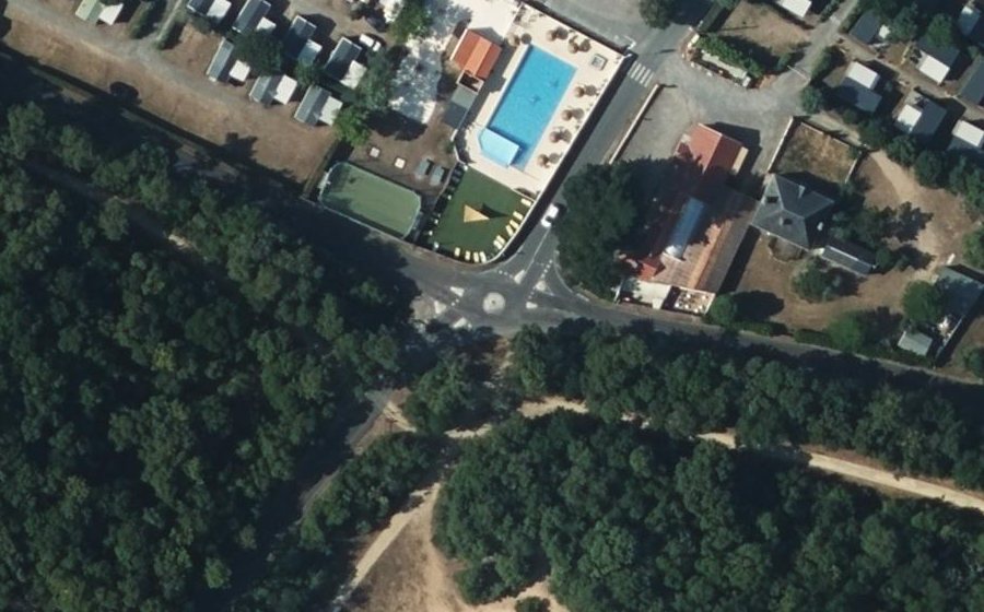 Vue aérienne du Rond-point anonyme n°386999814
