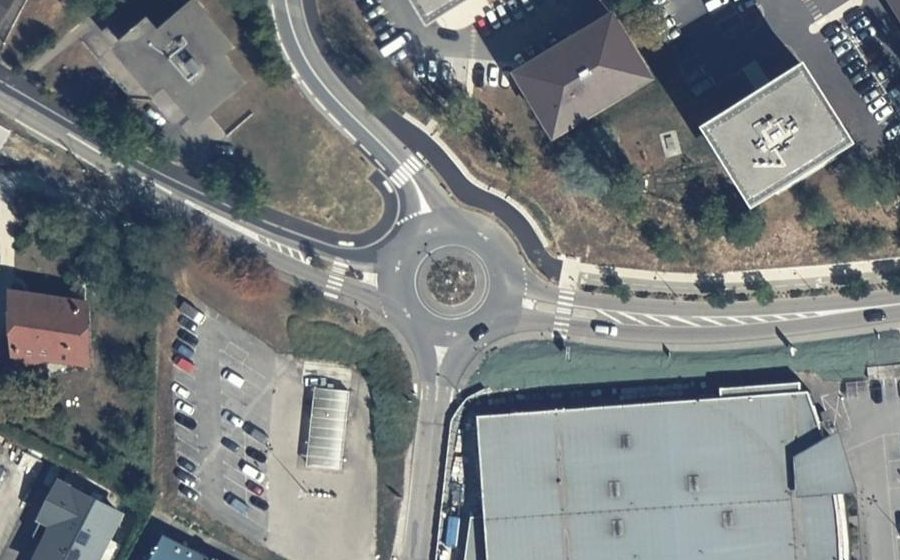 Vue aérienne du Rond-point anonyme n°38701413