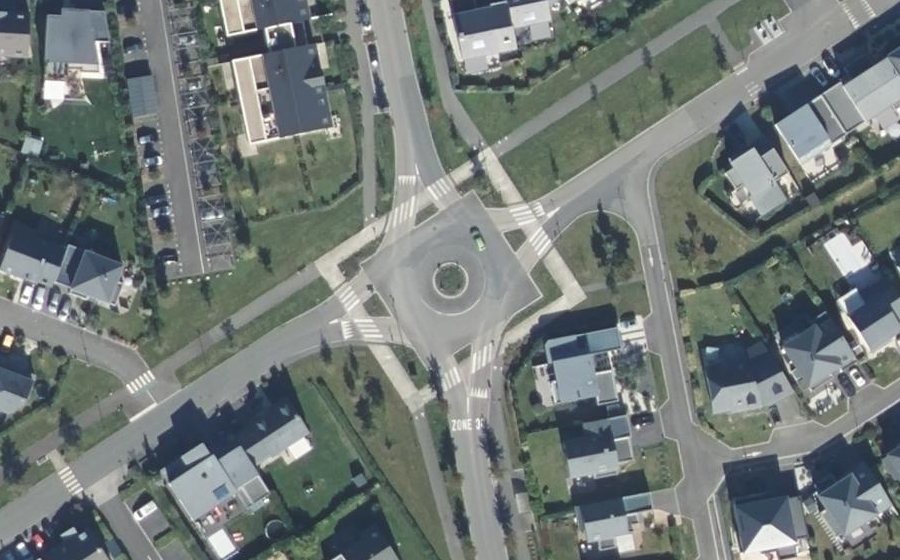 Vue aérienne du Rond-point anonyme n°387014621
