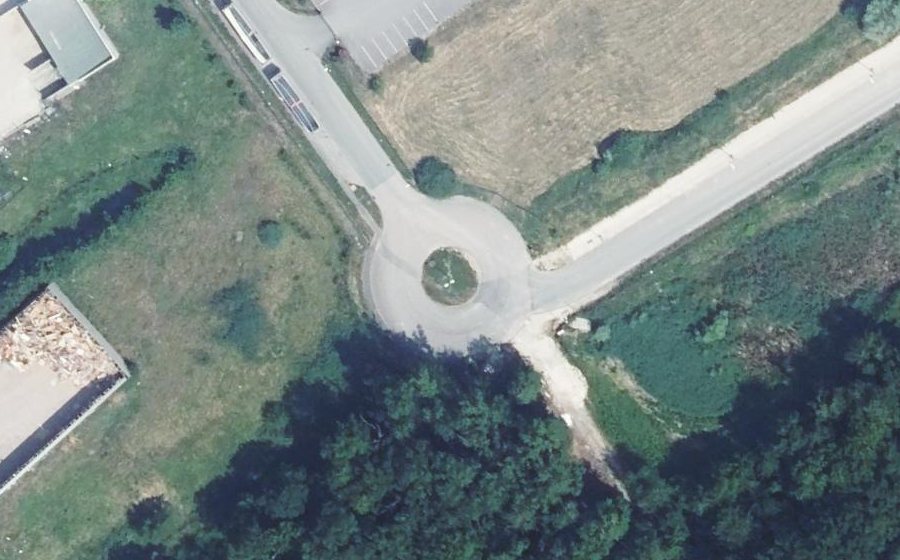 Vue aérienne du Rond-point anonyme n°387030424