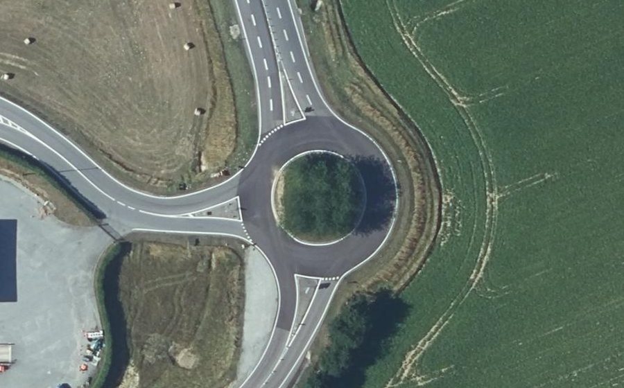 Vue aérienne du Rond-point anonyme n°38703556