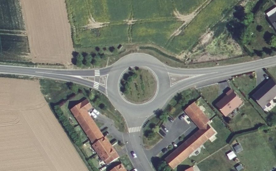 Vue aérienne du Rond-point anonyme n°38707301