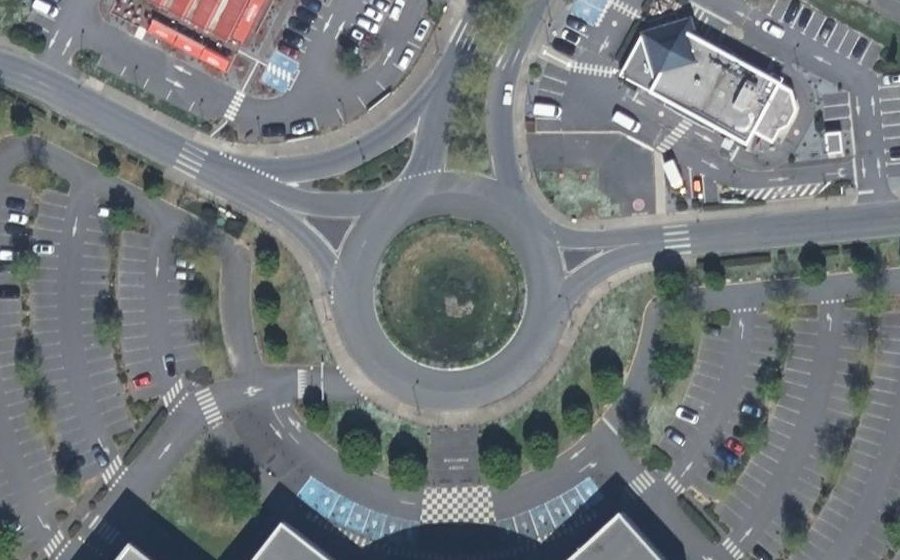 Vue aérienne du Rond-point anonyme n°38713546