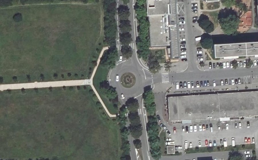 Vue aérienne du Rond-point anonyme n°387183832