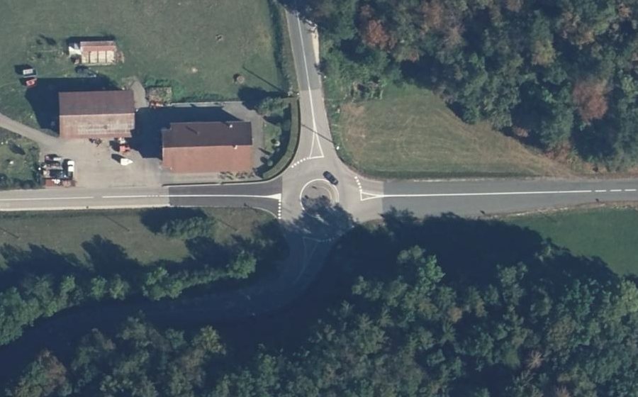 Vue aérienne du Rond-point anonyme n°387214442