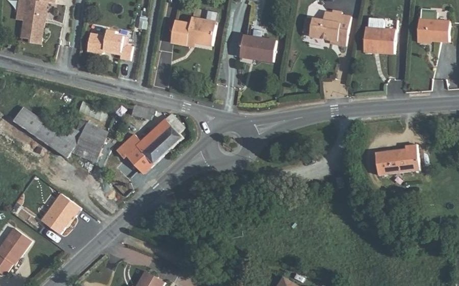 Vue aérienne du Rond-point anonyme n°387216137