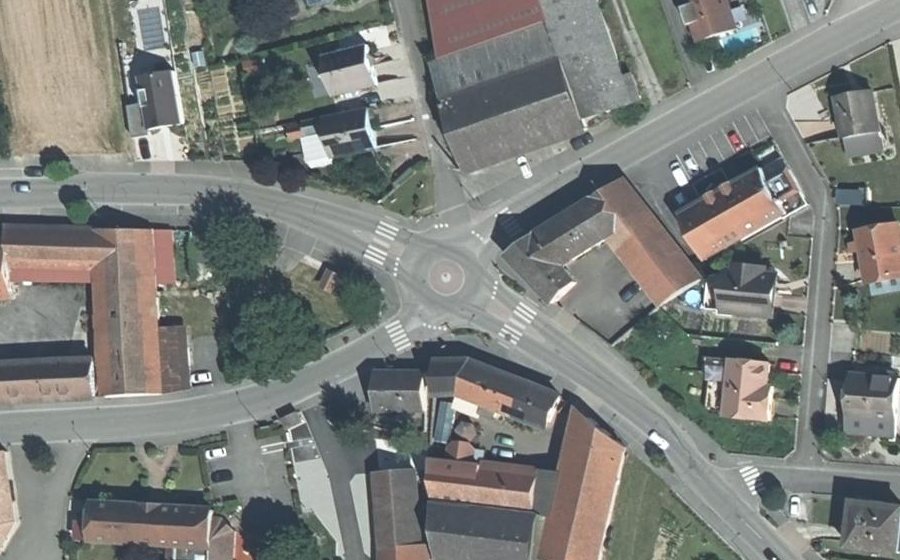 Vue aérienne du Rond-point anonyme n°38727600