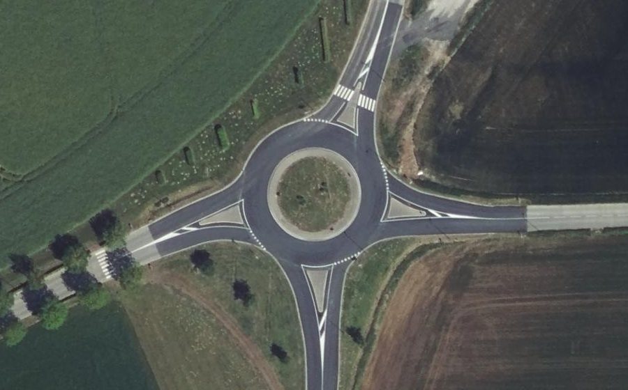 Vue aérienne du Rond-point anonyme n°38731324