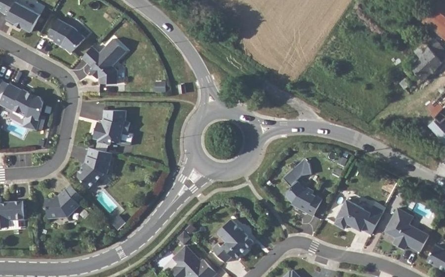 Vue aérienne du Rond-point anonyme n°38731927