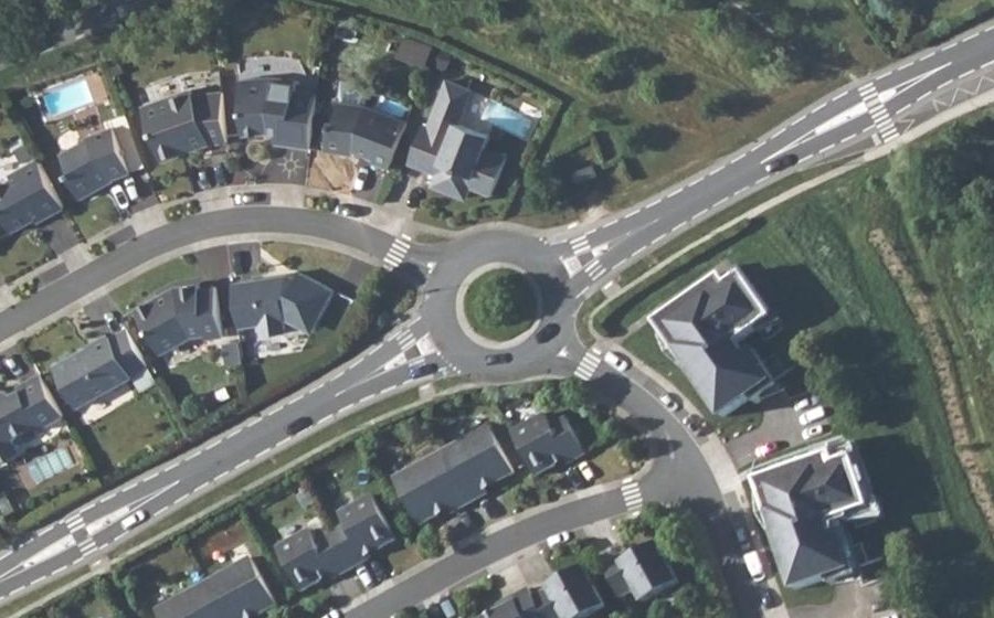 Vue aérienne du Rond-point anonyme n°38731935