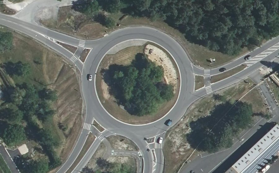 Vue aérienne du Rond-point anonyme n°38732159