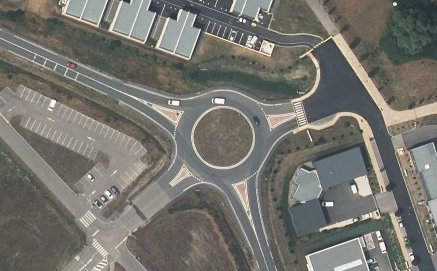 Vue aérienne du Rond-point anonyme n°387339688