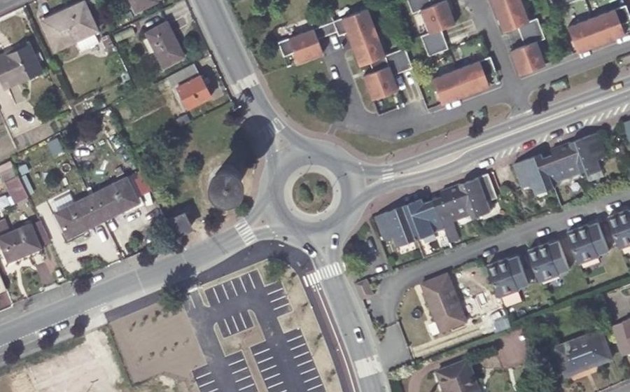 Vue aérienne du Rond-point anonyme n°38734188