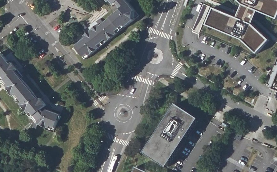 Vue aérienne du Rond-point anonyme n°387387070