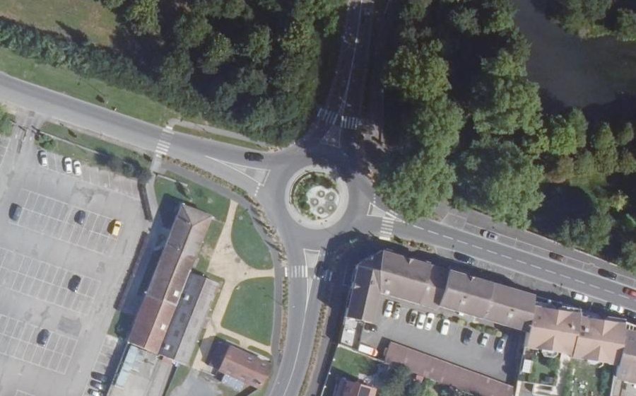 Vue aérienne du Rond-point anonyme n°38747868