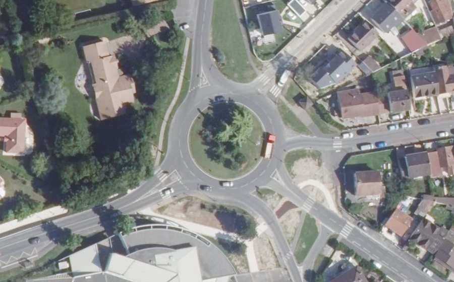 Vue aérienne du Rond-point anonyme n°38748249