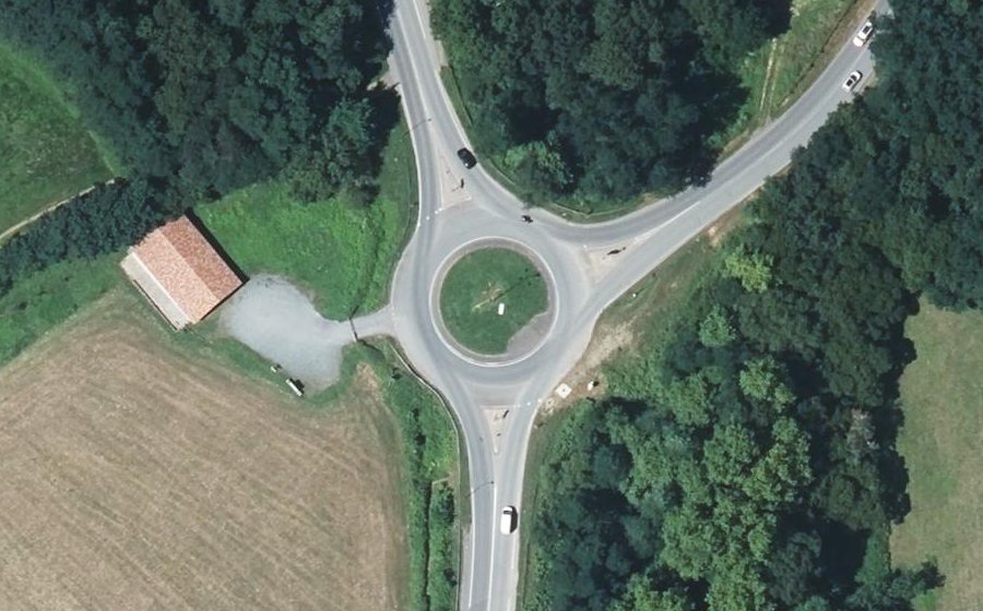 Vue aérienne du Rond-point anonyme n°387483421