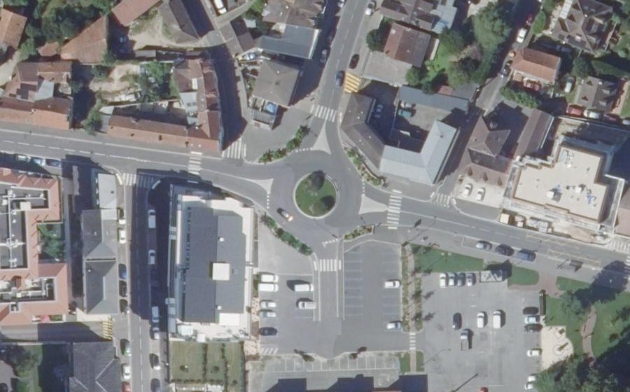 Vue aérienne du Rond-point anonyme n°38748917