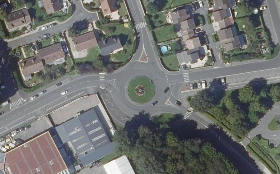 Vue aérienne du Rond-point anonyme n°38750355