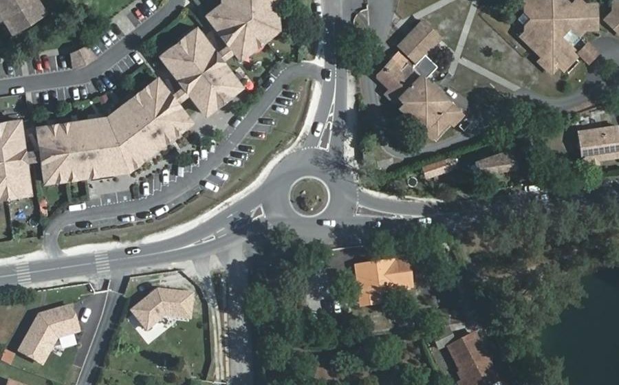 Vue aérienne du Rond-point anonyme n°38751698