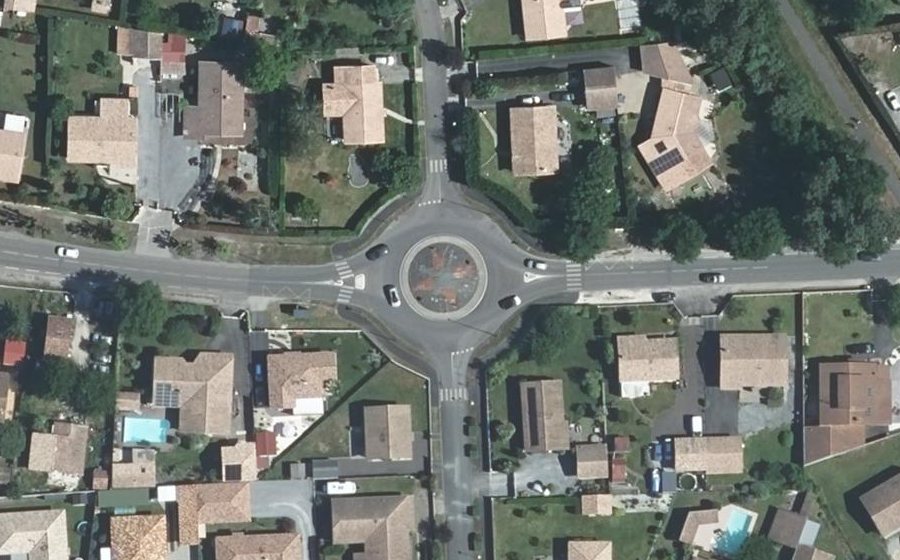 Vue aérienne du Rond-point anonyme n°38751718