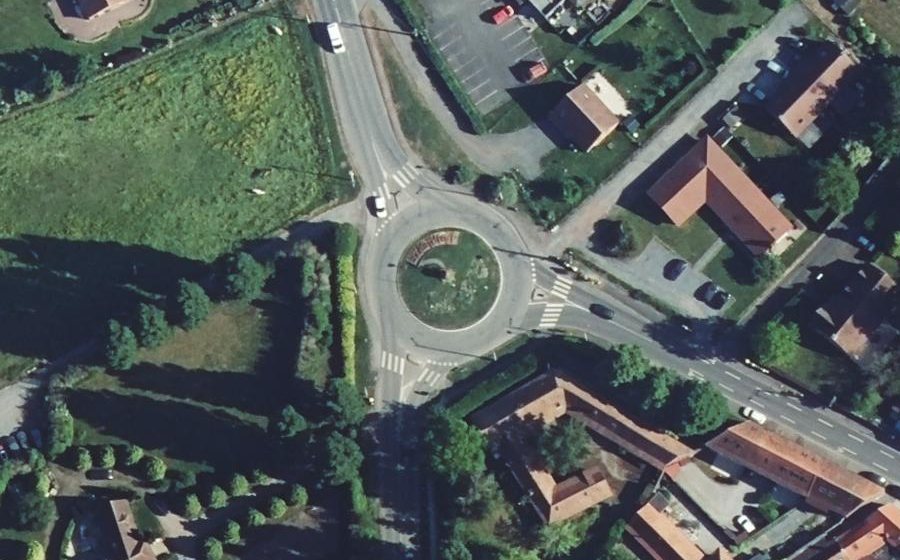 Vue aérienne du Rond-point anonyme n°38752075