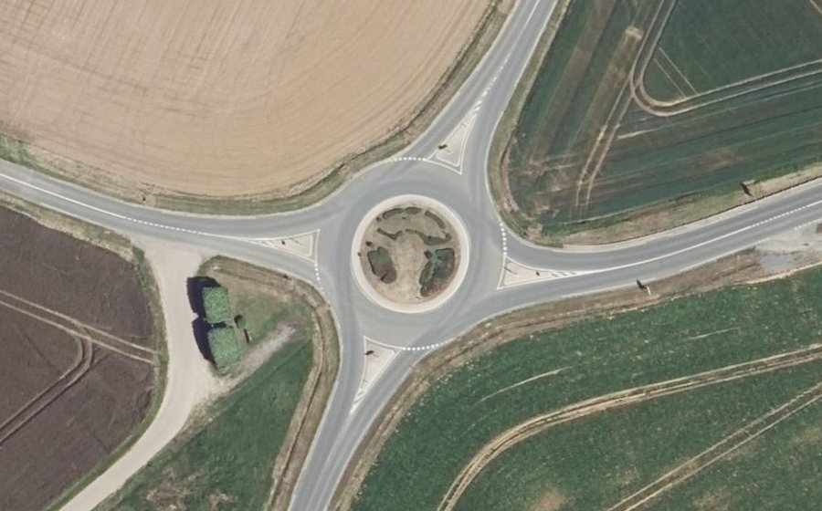 Vue aérienne du Rond-point anonyme n°387544932