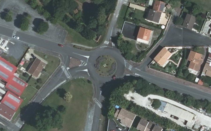 Vue aérienne du Rond-point anonyme n°38754649