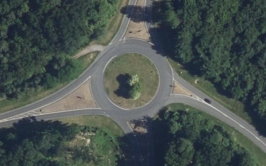 Vue aérienne du Rond-point anonyme n°38755658