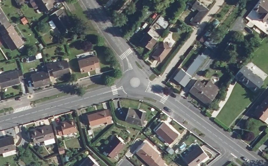 Vue aérienne du Rond-point anonyme n°38757405