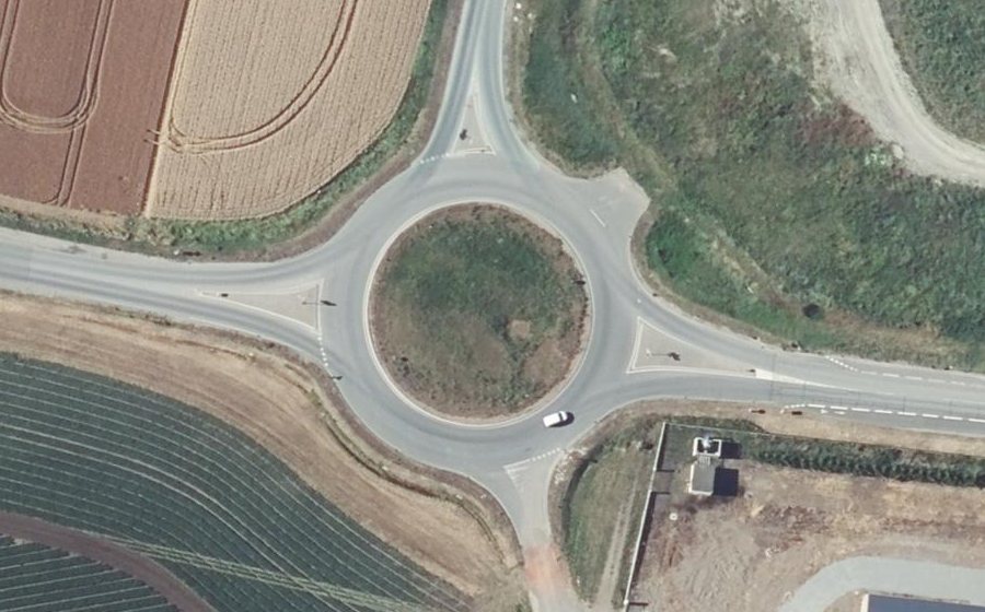 Vue aérienne du Rond-point anonyme n°38759108